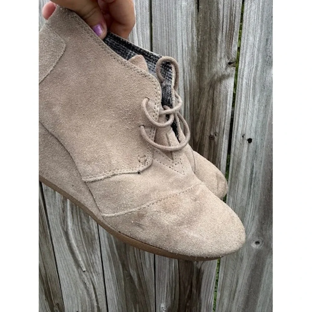 Boho Casual TOMS Desert Wedge Booties Size 8 Taupe Suede Lace Up Chukka
